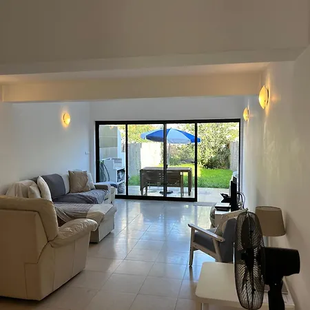 Vakantiehuis Vivenda Alfamar 2120 - 180m Da *